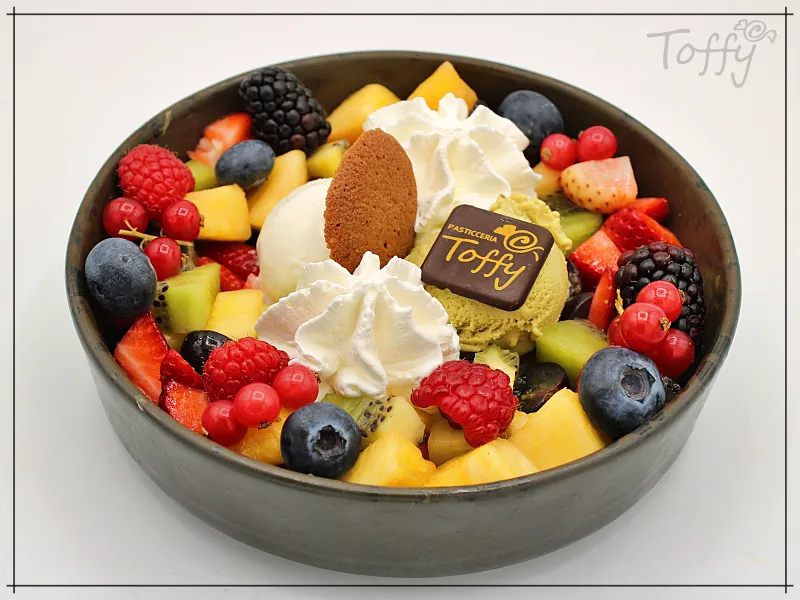 Macedonia di Frutta con Panna e Gelato